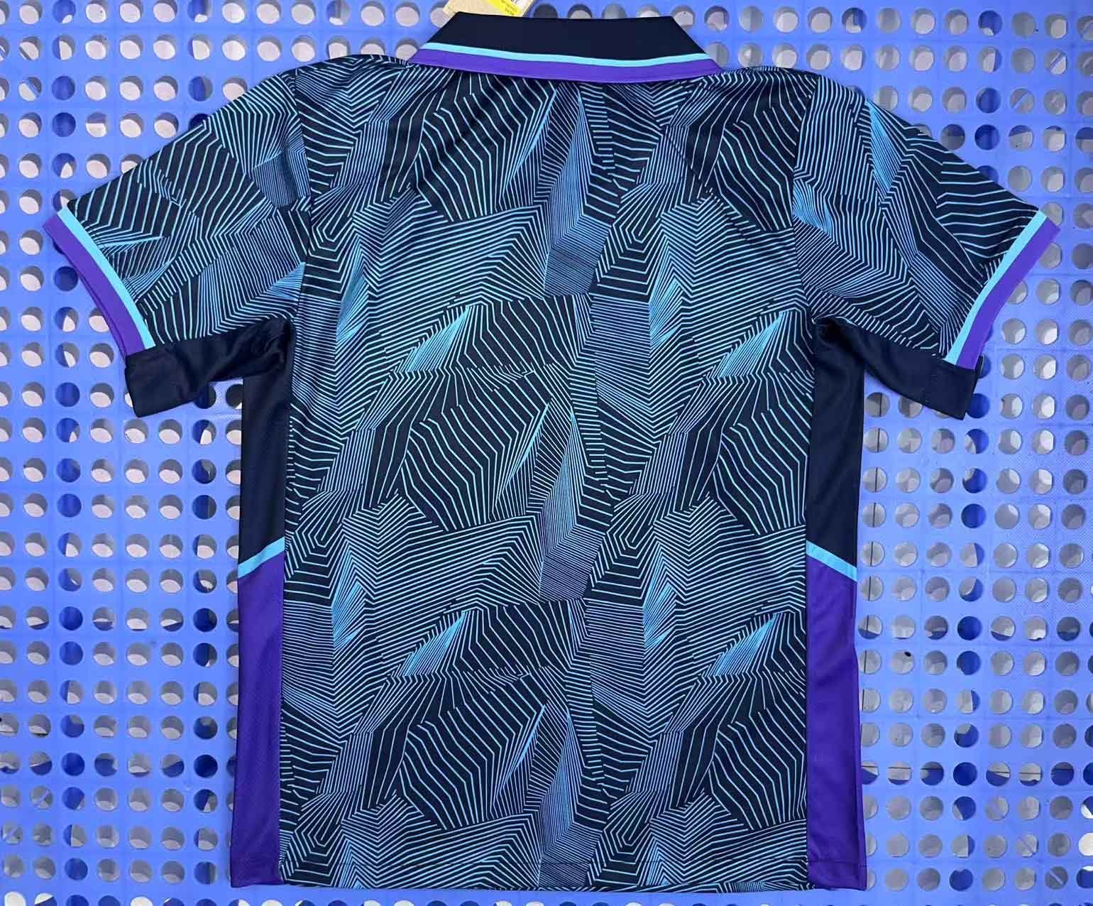 Tottenham Hotspur's pre-match training jersey - Image 2