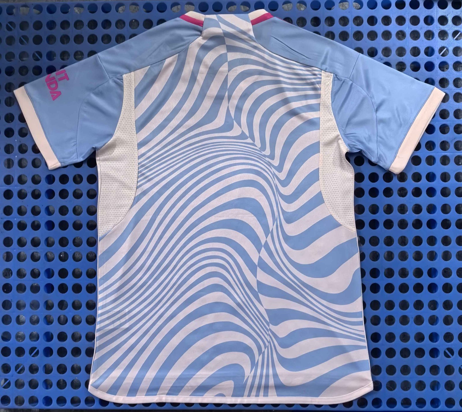 Arsenal's away jersey