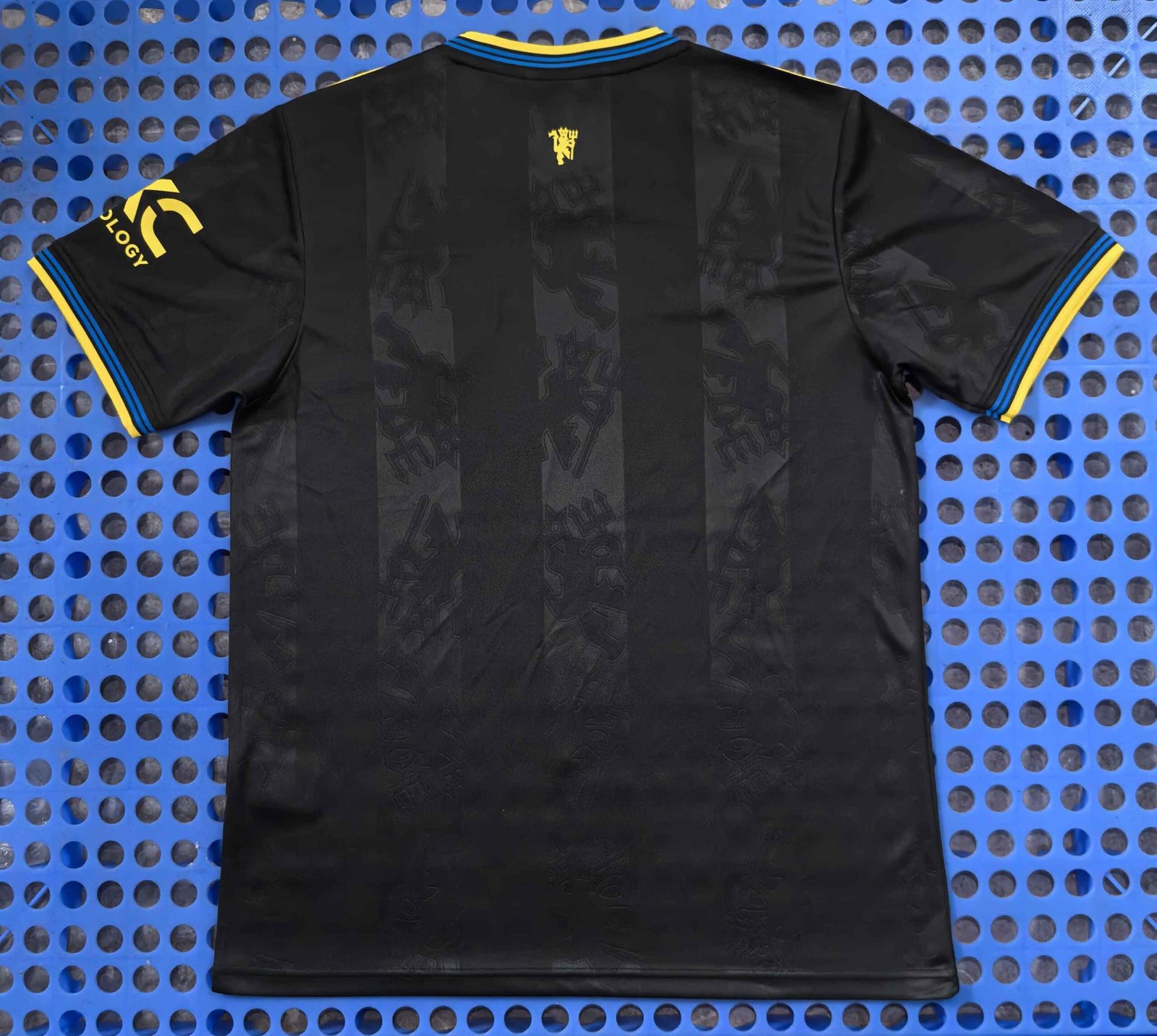 Manchester United's second away jersey - Image 2