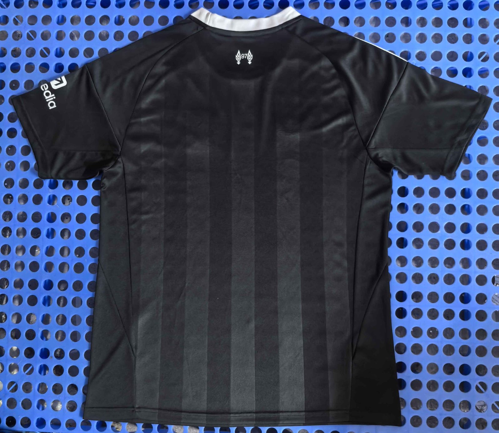 Real Madrid goalkeeper black jersey - Image 2