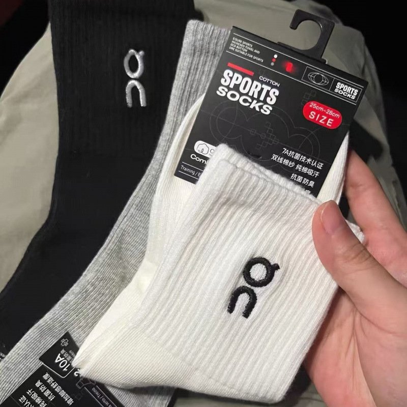 Fashionable mid-calf sports socks - Image 4