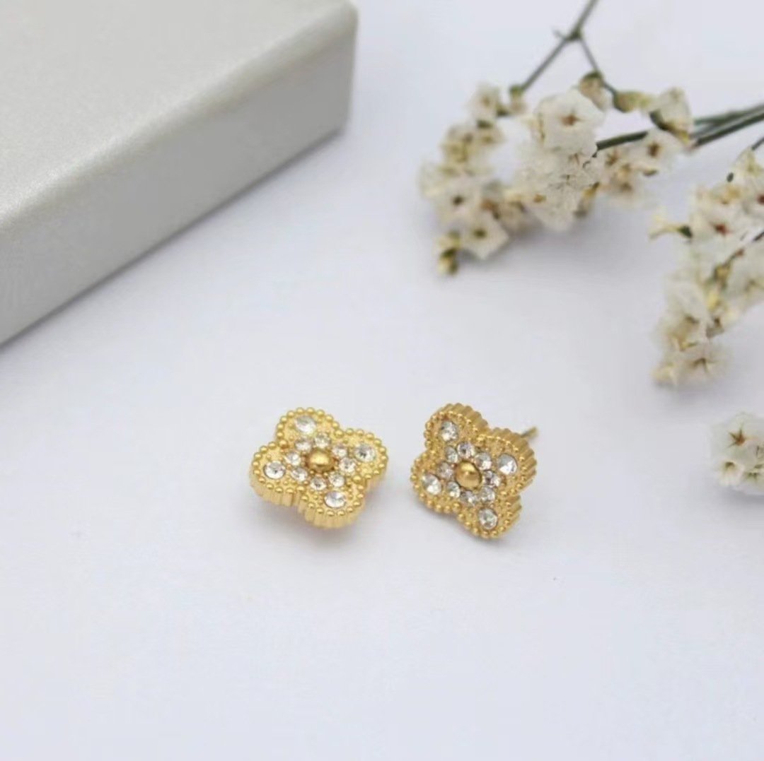 Four-leaf clover stud earrings
