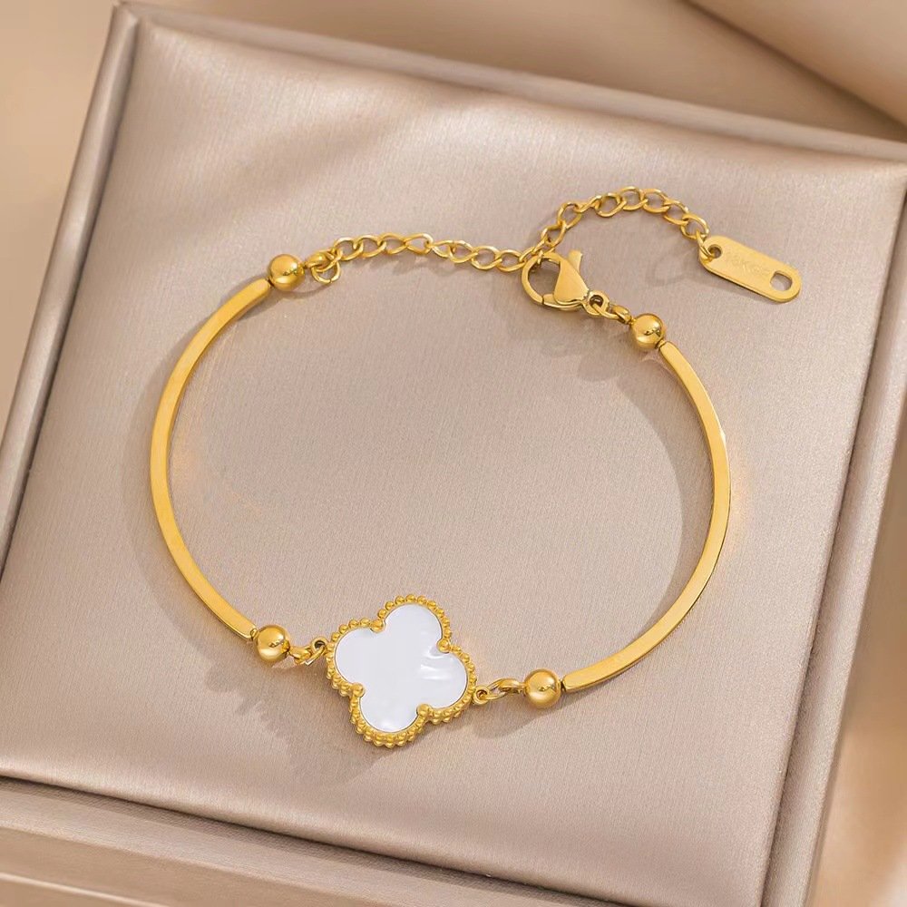 Four-leaf clover bracelet