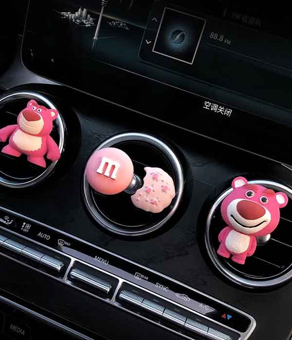 Strawberry bear air vent diffuses fragrance